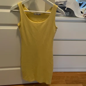 Klänning, sommar, gul, basic  - Klänning från mango storlek S fint skick. 