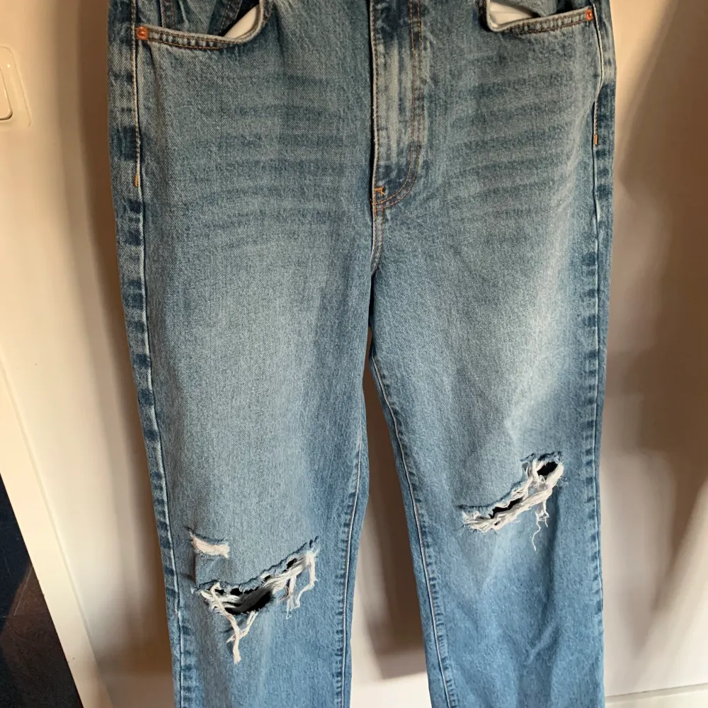 Säljer mina Idun wide jeans pga för små. Aldrig använda, endast provade. Lapparna är kvar. Strl. M/38. Skulle säga att dom är ganska små i storleken. Passar nog för dig som vanligtvis har S/36 i jeans, möjligtvis för dig som har M/38 också.. Jeans & Byxor.