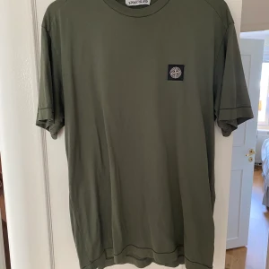  Stone Island Basic T-Shirt - Olivgrön - Stone Island Basic T-Shirt - Olivgrön. Använd men i fint skick! 