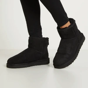 Uggs Classis mini black  - Säljer mina uggs mini svarta. Strl 38 men kan passa lite mindre eller lite större också! Säljer för jag vill köpa en annan färg. Köpte för ca 2 år sen, tecken på användning finns!! På utsidan är dem i okej skick!Kontakta mig för fler bilder och liknande!
