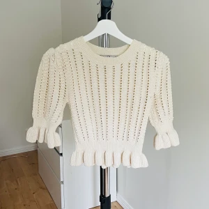 stickad topp - gräddvit stickad topp med volanger använd 1 gång kontakta för fler bilder