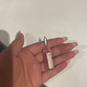 2 styckna Vinflaskor/berlocker - 1 dag fick vi  hem vårat paketet.