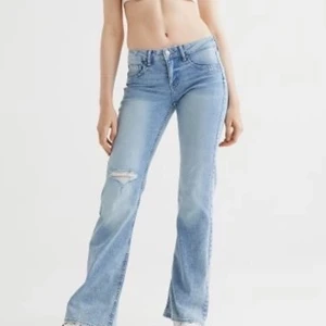 low waist jeans  - de trendiga bootcut jeansen med låg midja från hm som är slutsålda ! Aldrig använda, säljer pga att jag råkade beställa två par, köparen står för frakten 🫶🏻
