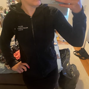 peak performance kofta  - kofta från Peak Performance, storlek 170 den är lite marinblå men syns inte på foto