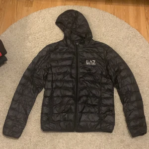 Emporio Armani Jacka - Emporio Armani Jacka | Storleken är S-M | Nyskick | Skick 10/10 | Pris kan alltid diskuteras | Frågor tas i PM |