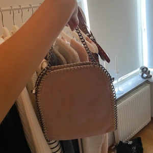 Väska - Säljer denna väskan eftersom den ej kom till användning, läpparna sitter kvar på den!!