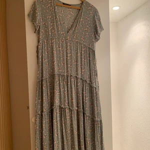 Grön långklänning  - Söt långklänning i ett tunt tyg. Rätt djup i urringningen men med justerbara band kring brösten så att den sitter bra. Endast använd ett par gånger.   Jag kan både mötas upp och posta den men köparen står då för frakten. 