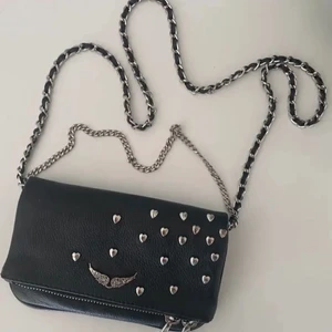 Zadig väska - En superfin zadig väska i den lilla modellen, sparsamt använd. Äkta, men används tyvärr inte längre då jag köpt nya. Rymmer allt det nödvändiga, mobil, nycklar, hörlurar m.m. Perfekt storlek och detalj till din outfit! Nypris: 2700, mitt pris: 1200? 🫶🏼💕