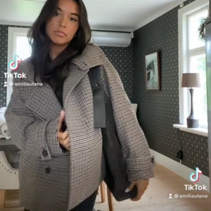 Brun mocka Väska wera  - Säljer nu min nyinköpta väska från Wera!😊 köpte den förra veckan och är bara använd 2-3 gånger! Nypris 1300💞 den är skitnsygg verkligen men köpte en till nya väska så tror inte denna kommer användas så mycket mer! Perfekt till skolan!!!🫶🏼