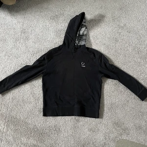 Raf simons hoodie - Säljer denna tvärgata Raf simons hoodien som tyvärr blivit för liten, storleken är xs men passar S eller en lite större s. Har även en riktigt fet luva!