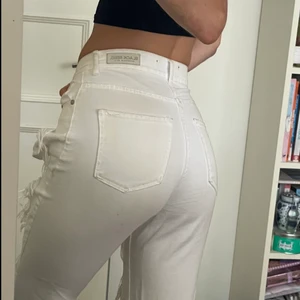 Jeans - Slitna vita jeans som har blivit för små för mig, sjukt snygga och så bekväma!  Köpt på kings and queens Köpt för 500kr