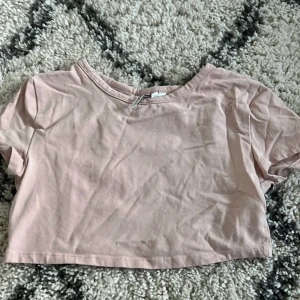 T-SHIRT - SÄLJER DENNA T-SHIRT FRÅN HM💗