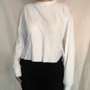 Brandy melville långärmad  - Vit långärmad tröja från Brandy melville som inte längre kommer till användning. Den är i bra skick och det står onesize men passform som M. 