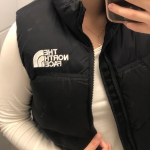 The north face svart väst - Dunväst från killavdelningen som håller en varm i kyla. Passar mig som normalt bär M i ytterkläder. Skriv vid funderingar! Högsta bud: 800 kr 🛎