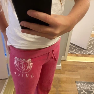 Juicy byxor barn - Fina juicy mjukisbyxor i supermjukt material passar längd 145-155cm ungefär. Pris kan diskuteras. I nyskick💛