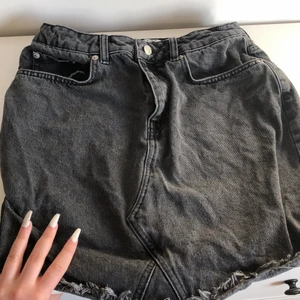 Kjol  - En grå fin kjol som ser lite sliten ut men sitter jätte fint på. Har även lite små tygflärpar där nere som gör att de ser finare ut