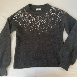 glittrig grå stickad tröja - Jättesnygg glittrig grå stickad tröja från vero moda som använts 3 gånger.