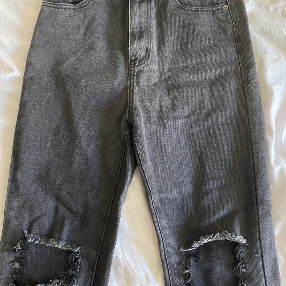 Gråa jeans med hål på knäna!. Jeans & Byxor.
