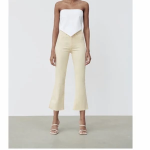 Ljusgula jeans - Utsvängda och croppade jeans ifrån Zara. Superfin färg nu till vår/sommar. Tyvärr kommer dom inte till användning, så dom är i ett jättebra skick💘