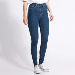 Snake Jeans strl L - Bästsäljande jeans med hög midja och tight passform, skinny fit. Byxan är tight i foten och har fake-fickor framtill samt fickor baktill. Dragkedjegylf samt hällor för bälte. Byxorna är aldrig använda, ej heller testade. 