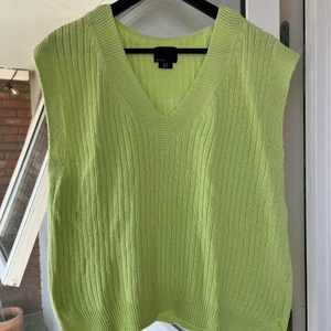 ribbstickad väst - Limegrön ribbstickad väst från ASOS, aldrig använd och i nyskick! Storlek 36