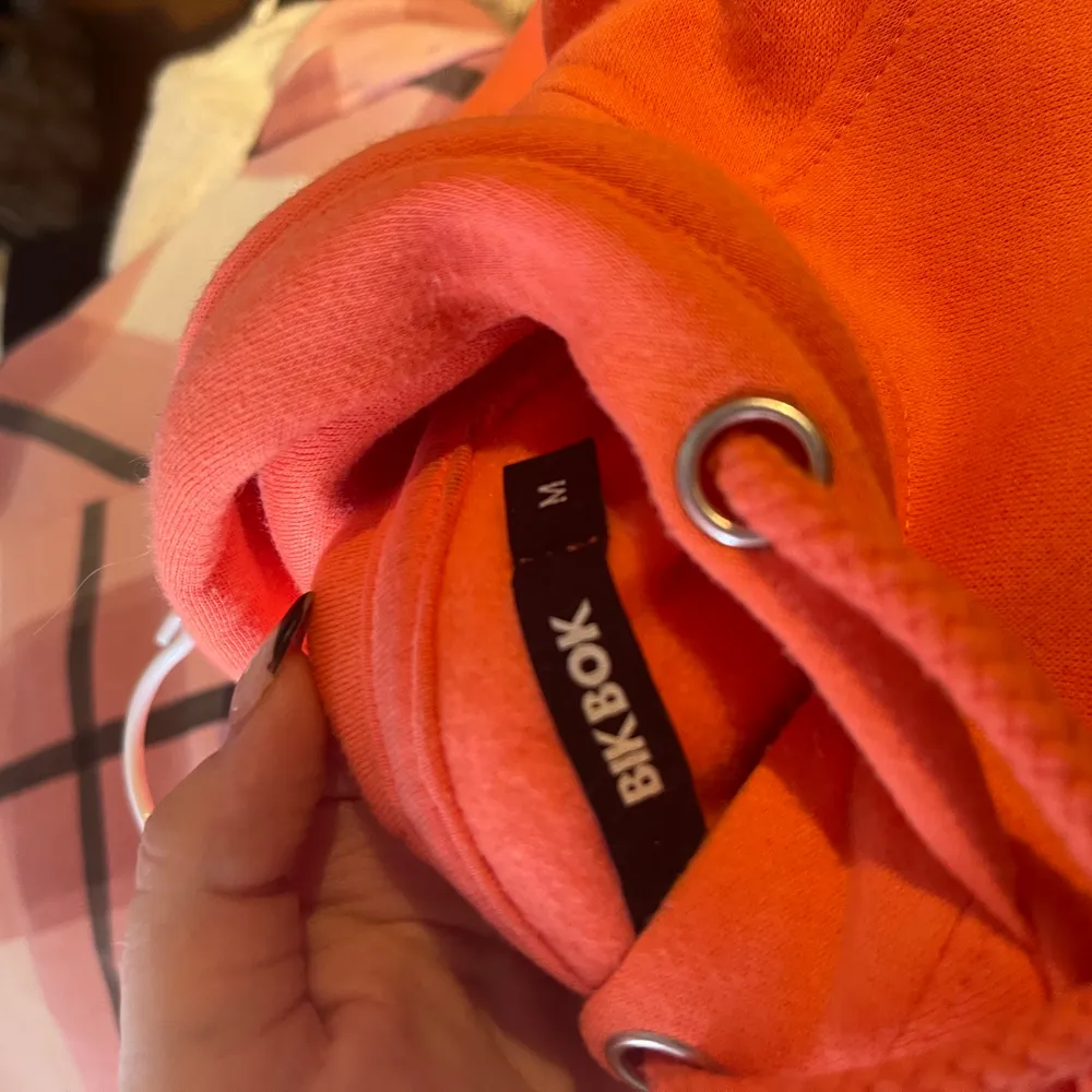 Säljer nu min jättefina hoodie som knappt kommit till användning, så skicket är som nytt. En mer korallfärg på tröjan och passar någon som har storlek S/M eller även XS om man vill ha den oversized. Säljer för 120kr exklusive frakt💗. Hoodies.