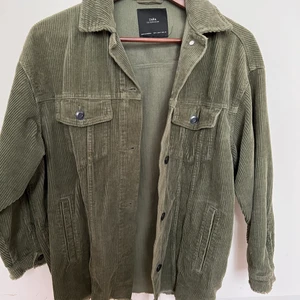 Manchester jacka - Hej! Säljer nu denna fina mörk gröna manchester jackan ifrån Zara pga den inte kommer till användning längre. Jättefint skick och fin till våren! Köparen står för frakten 🤍