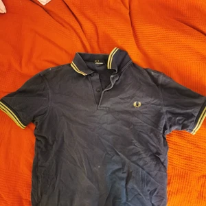 Fred Perry pikétröja blå och brun  - Ka skicka fler bilder