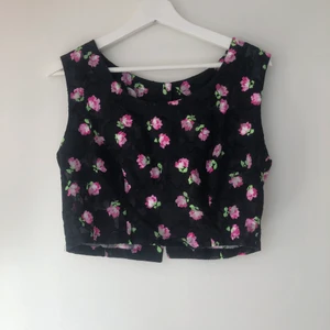 Egensydd sommar topp - Superfin egensydd sommartopp. Säljer då den inte kommer till användning. Skulle säga att den passar storlek Xs-M beroende på hur man vill att den ska sitta