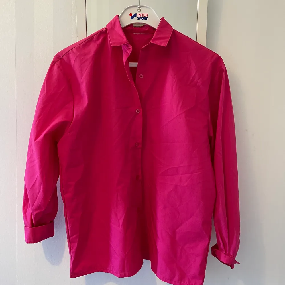 Stark rosa färg.. Skjortor.