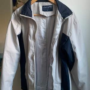 Windbreaker i strl L köpt secondhand i fint skick!