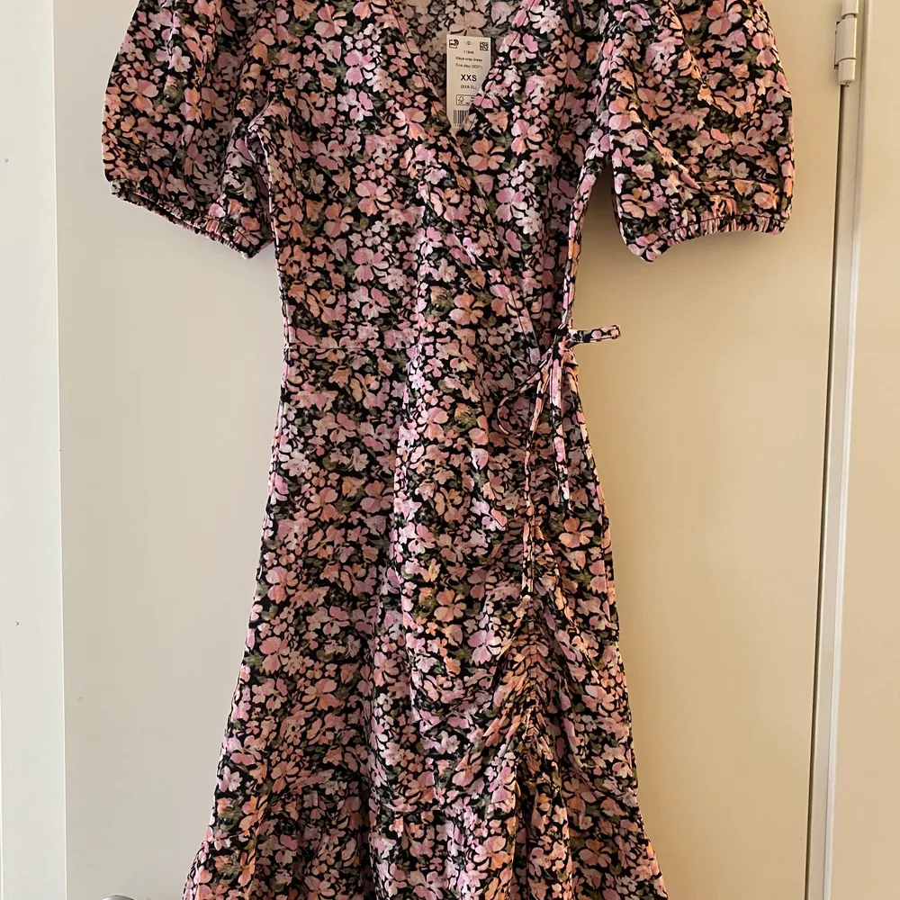 Säljer nu denna nya, blommiga klänningen med lappen kvar. Den är i storlek xxs och är så fin nu inför sommaren och våren med sina fina färger🌸. Klänningar.