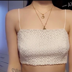 Croptop från Topshop  - Jätte fin crop top till sommaren! Den är i storlek M men jag har själv storlek XS och den passar mig perfekt. Skulle säga att den passar XS, S och M. 