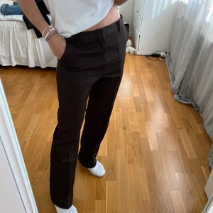 Bruna kostymbyxor  - Säljer dessa bruna raka kostymbyxor köpta på Beyond Retro (second hand). De är ganska höga i midjan men man kan absolut välja att ha de lågmidjade istället. ALDRIG använda. Vet ej storlek men brukar ha 29 i midjan och dessa sitter perfekt, är även 167