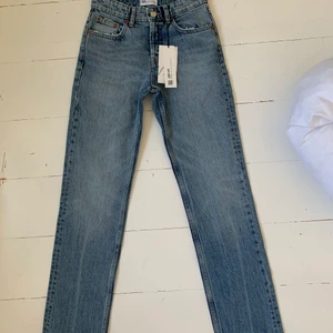 Mid Rise Full Lenght jeans  - Snygga slutsålda jeans från zara i strl 34! Aldrig använda utan bara testade 