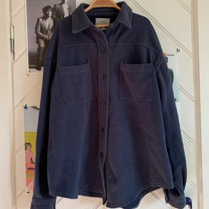 Mörkblå Urban Outfitters-skjorta  - Urban Outfitters-skjorta köpt i NY! Passar xs och s, men kan hända den är lite kort i ärmarna för s