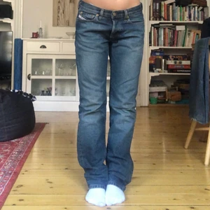 Diesel jeans  - Jättecoola jeans från diesel i bra skick! Midjemått: 77cm Innerbenslängd: 81cm