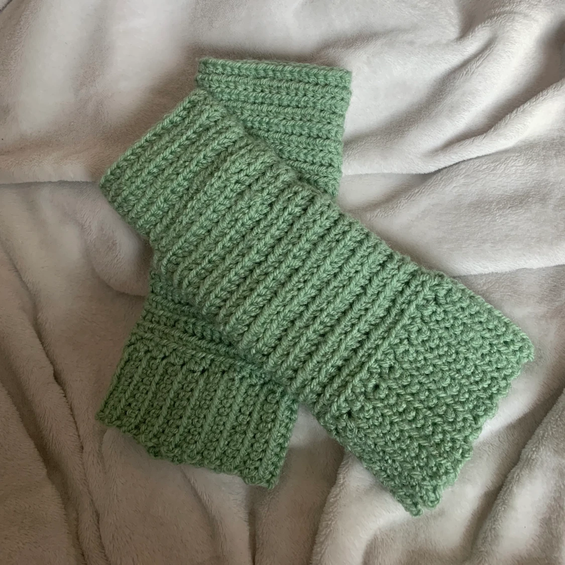 Mintgröna virkade torgvantar - 91