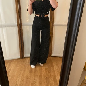 Svarta kostymbyxor  - 2 stycken likadana kostymbyxor från H&M. Väl använda och tyvärr lite maskor och knottror på dom! Annars bra skick! Nytvättat vid leverans!