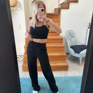 Kostymbyxor från bikbok - Kostymbyxor från bikbok med långa ben. Bra skick