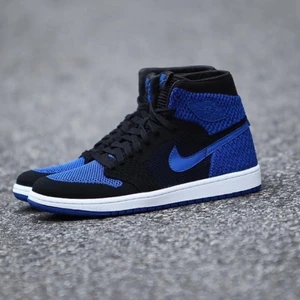 Jordan 1 retro High Flyknit royal - Säljer mina höga jordans i flyknit, alltså creasar de INTE. Sparsamt använda och ser nya ut! Säljer pga att de får för lite användning! 