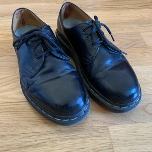 Dr. Martens 1461, låga skor, strl 38 - Säljer mina Dr Martens då jag inte längre använder dom. Storlek 38. Är i väldigt gott skick med vissa tecken på användning. Kan mötas i Göteborg eller posta mot frakt! 