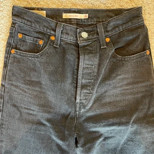 ❗️Svarta Ribcage Boot Levi’s jeans❗️ - 💕Säljer dessa jeans då de tyvärr är för små. Jeansen är i storlek 25, och de passar perfekt till allt💕