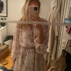 Klänning från H&M - Helt ny klänning från H&M lappen finns kvar! Väldigt fin och går ej att köpa längre 