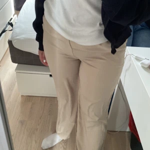 Bikbok byxor - Ett par byxor från bikbok strl XS säljer dessa då de aldrig kommer till användning:)