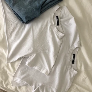 Croppad tshirt - Croppade tshirts från Bikbok en i stl M och andra i stl S. ⚡️ Använda fåtal gånger och kan säljer båda för 80 kr eller st för 45 kr