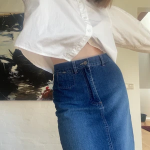 Jeanskjol - Säljer min jeanskjol som dessvärre aldrig kommit till användning. Köpt secondhand och är så fin att styla till det mesta. Köparen står för frakten 💙