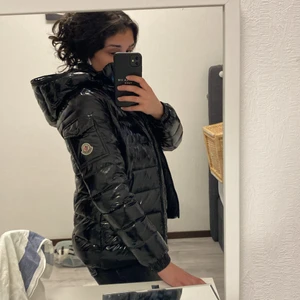 Jacka -  Nu säljer jag min Moncler jacka i storlek S, Äkta och köpt för ca 1,5 år sedan, säljer nu pga en annan vinterjacka.  