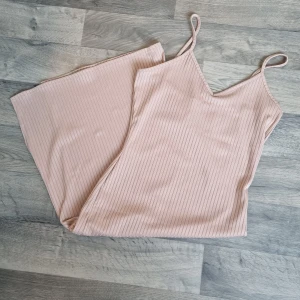 Ribbad klänning med slits - Ribbad, tight klänning med slits. Oerhört snygg på men tyvärr för liten för mig 🌸 