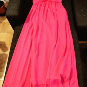 Långklänning rosa - Balconette rosa lång. Jag är ungefär 1.70 cm lång